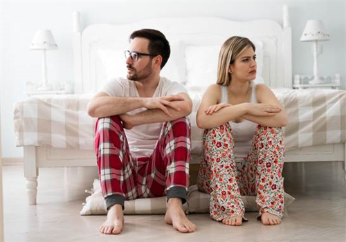 男方婚内出轨,离婚时女方可不可以多分财产